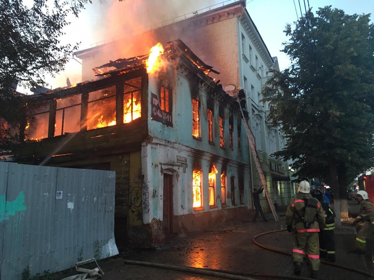 Вчера и сегодня дом. Орёл улица пожарная 28. Пожар в Орле. Орел сгорел дом. Пожар в Орле вчера.