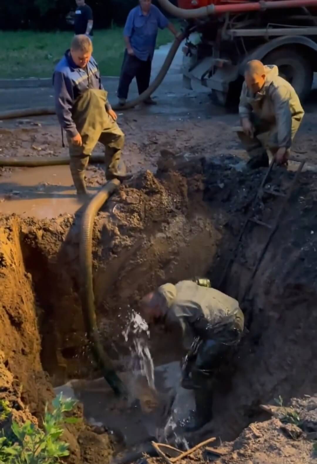 В Орле на Комсомольской улице опять прорвало трубу | ИА 