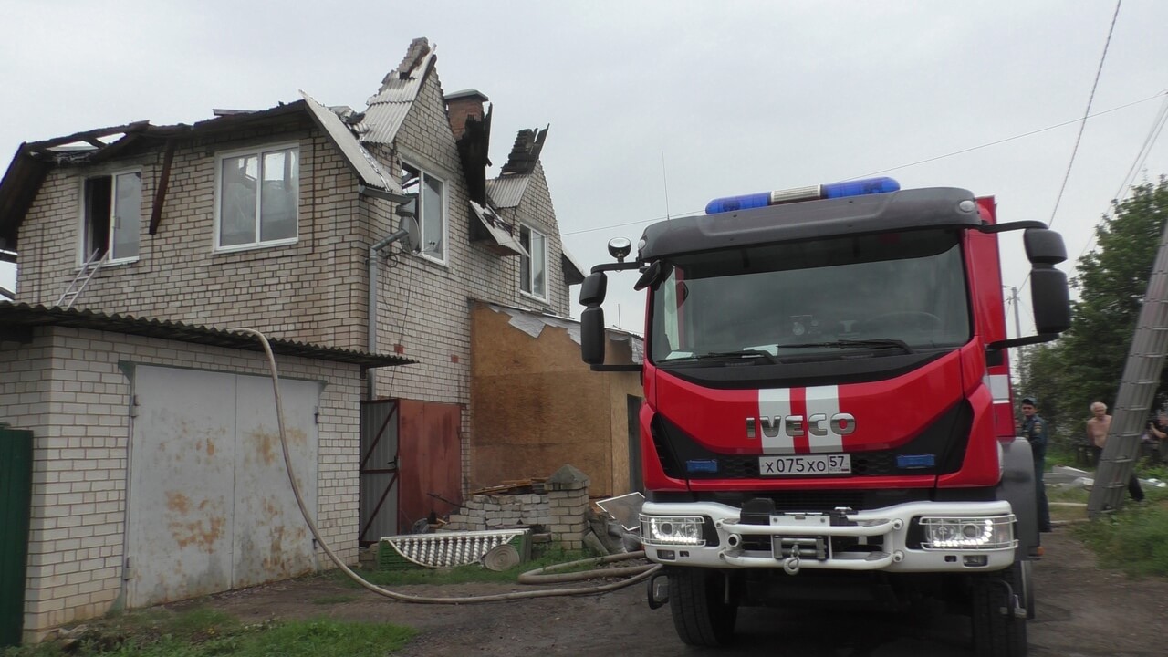 В Орле пожар уничтожил крышу дома | ИА 