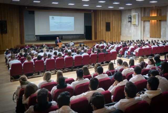 В Орловской области около 700 школьников и студентов получают губернаторские стипендии