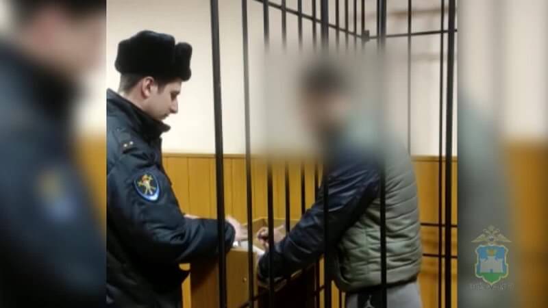 Орловские полицейские задержали курьера мошенников