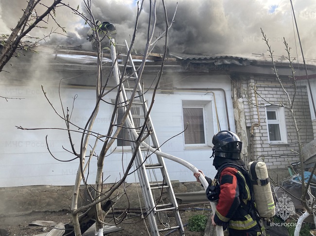 В Орле из горящего дома эвакуировали двоих детей