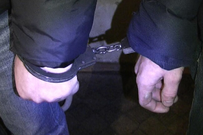 Экс-полицейского осудили за самовольное применение силы и наручников