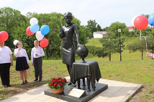 В Орловской области открыли памятник первой учительнице