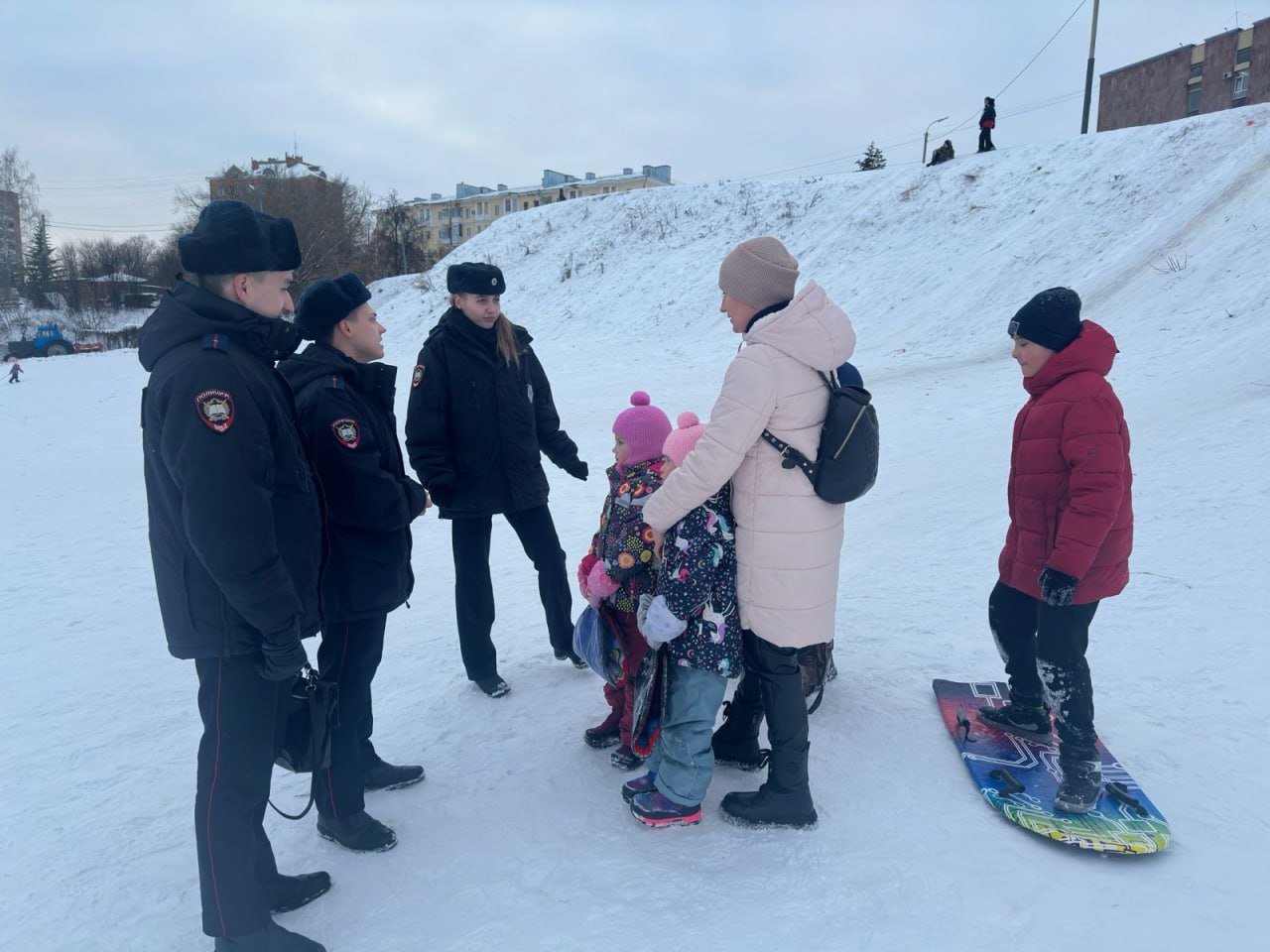 Сотрудники ГИБДД взяли под контроль катание с горок | 13.12.2023 | Орел -  БезФормата