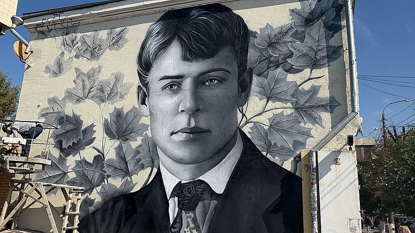 В Орле завершается работа над муралом с Есениным