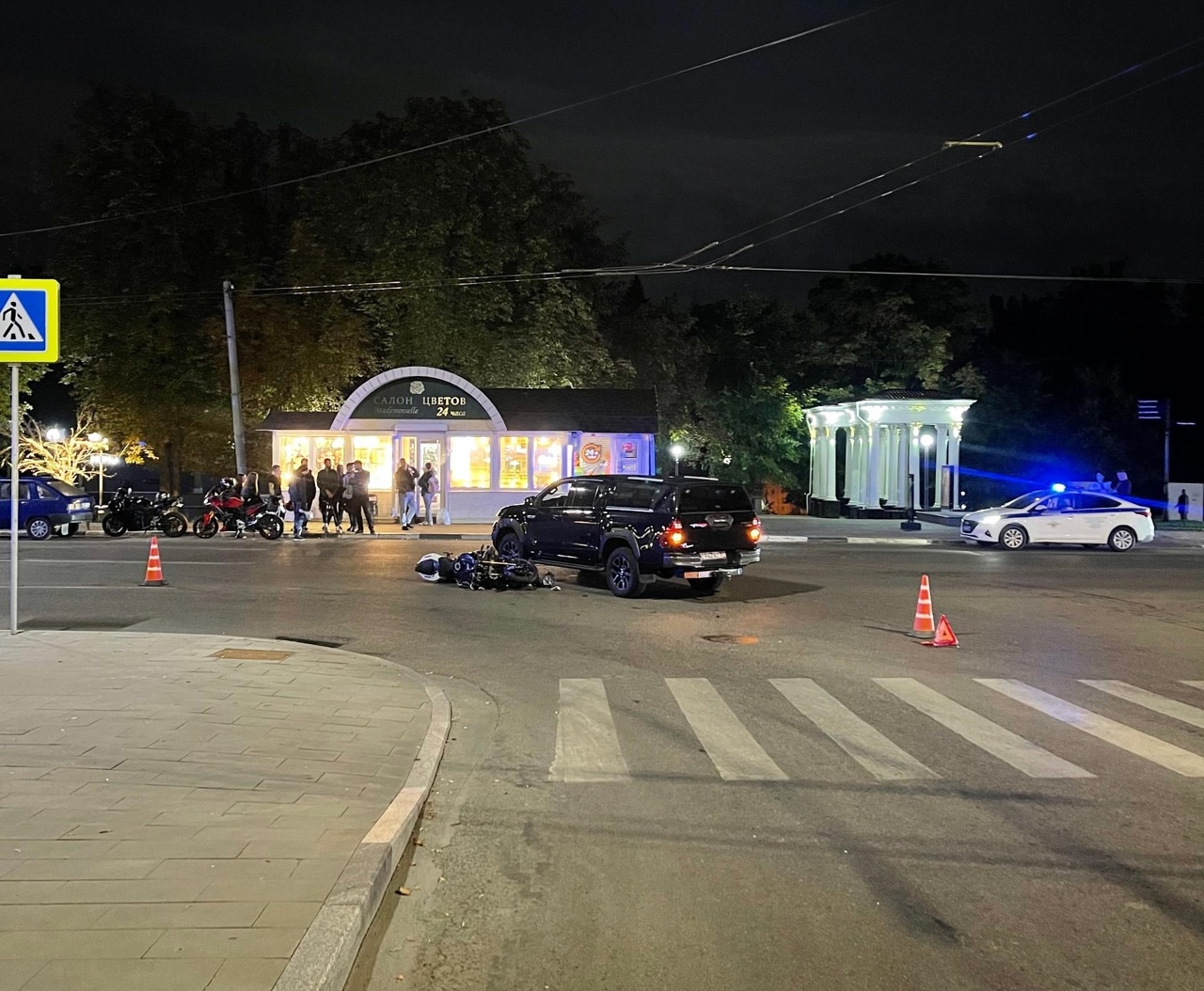 В Орле у горпарка мотоциклист врезался в иномарку