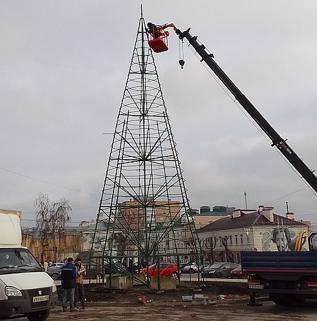 В Орле у «Трилистника» начали устанавливать ёлку