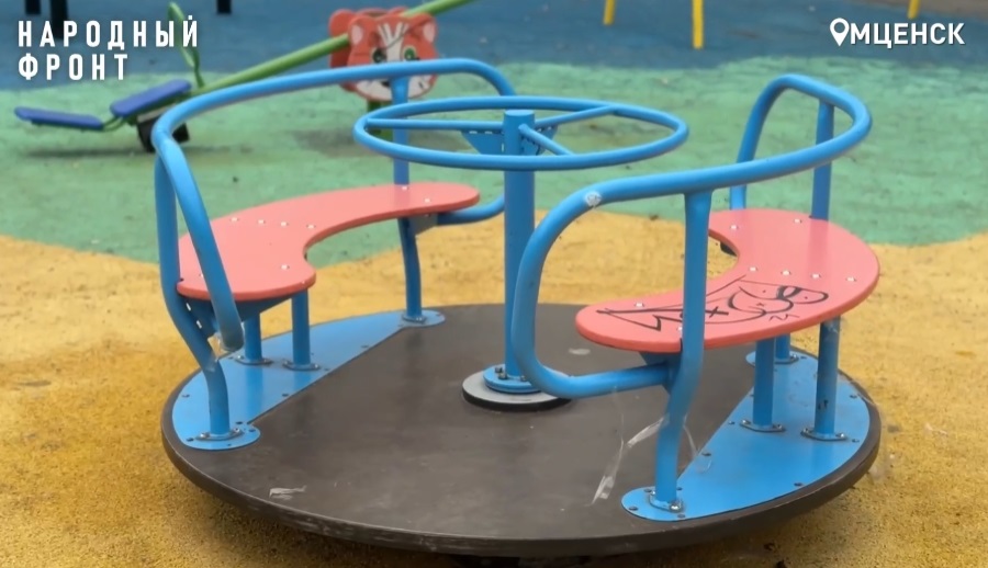 Во Мценске детскую площадку построили с опозданием почти на год