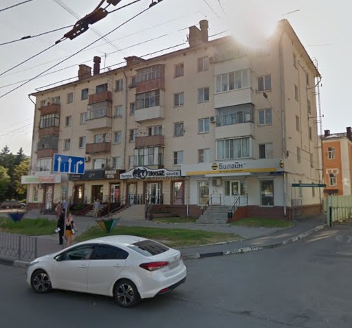 В Орле в доме после капремонта разрушились порог и козырек