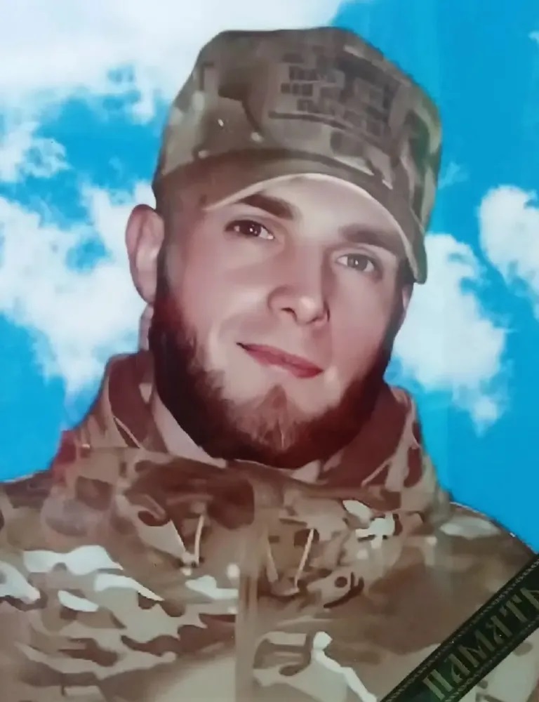 Родным орловского бойца передали его Орден Мужества