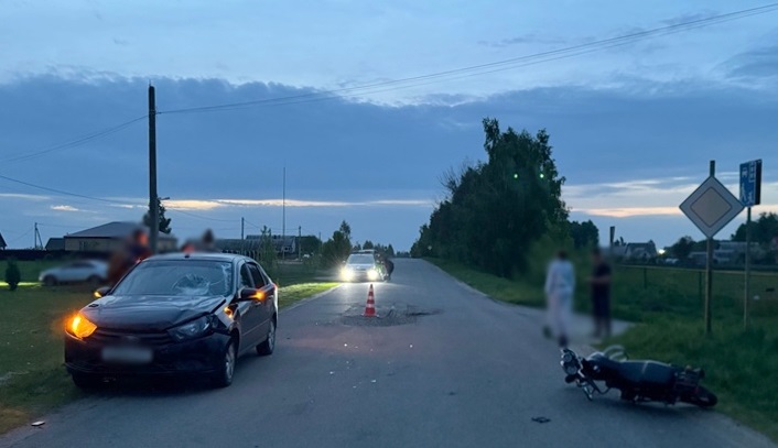 На Орловщине несовершеннолетний врезался на мопеде в Ладу