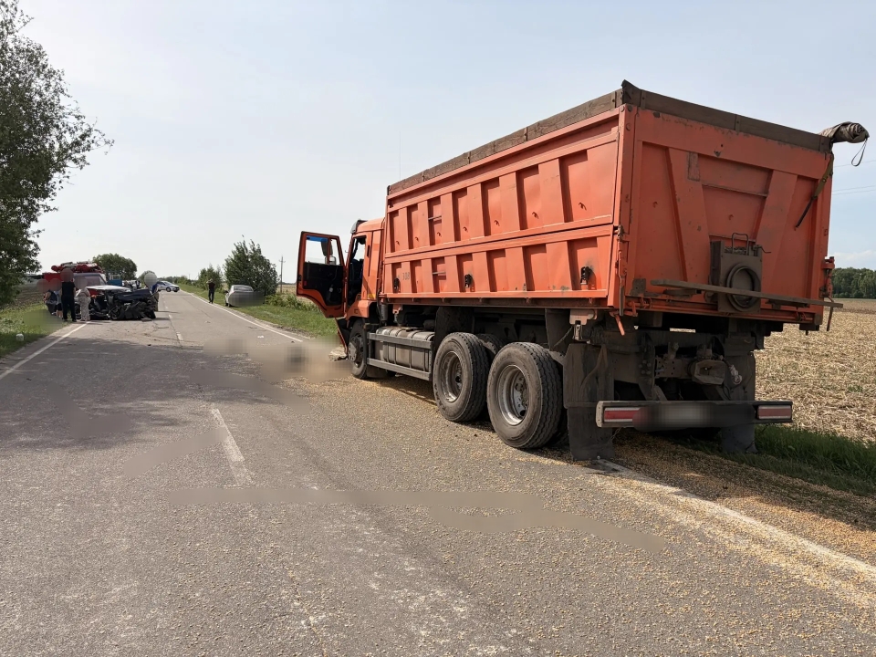 В Орловской области в аварии с грузовиком три человека погибли, двое пострадали