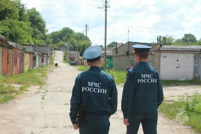 В Орле МЧС провело рейд по гаражам